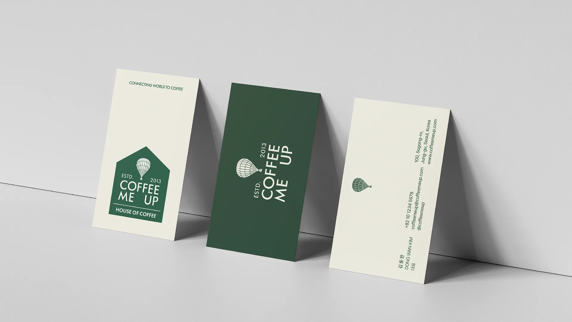 생두부터 교육까지 모든 사업이 하나의 집 아래 모인다. HOUSE OF COFFEE 로고가 들어간 아이보리·녹색 명함 세 장