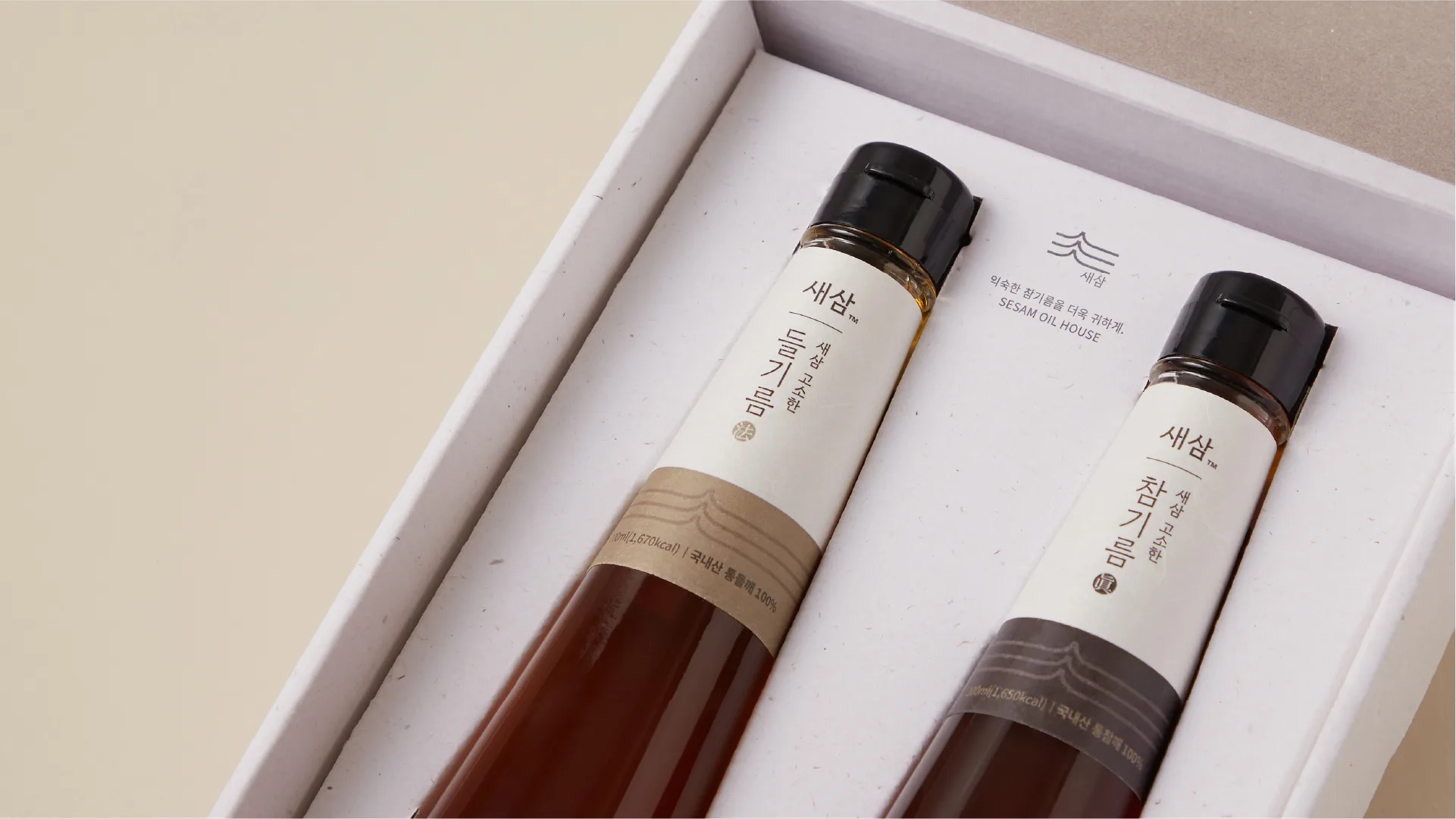 Sesam Oil House's premium sesame and perilla oil gift set. Delivering precious value with neat and simple packaging. Sesam Oil House gift set with sesame and perilla oil bottles